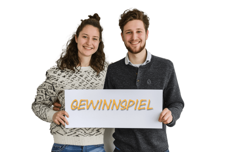 Paar mit Gewinnspiel-Schild